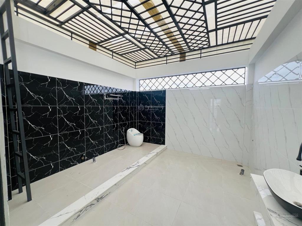 Nhà 5 tầng có thang máy hxh thông gần hà huy giáp full nội thất 4x16  7.3 tỷ tl