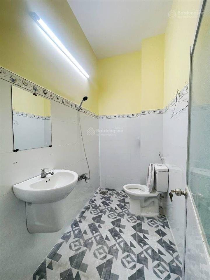 5 tỷ 350 thương lượng, nhà ngon 4 tầng, đường 4 mét, diện tích  ngan 4,11 mét  dài 12,3 mét.