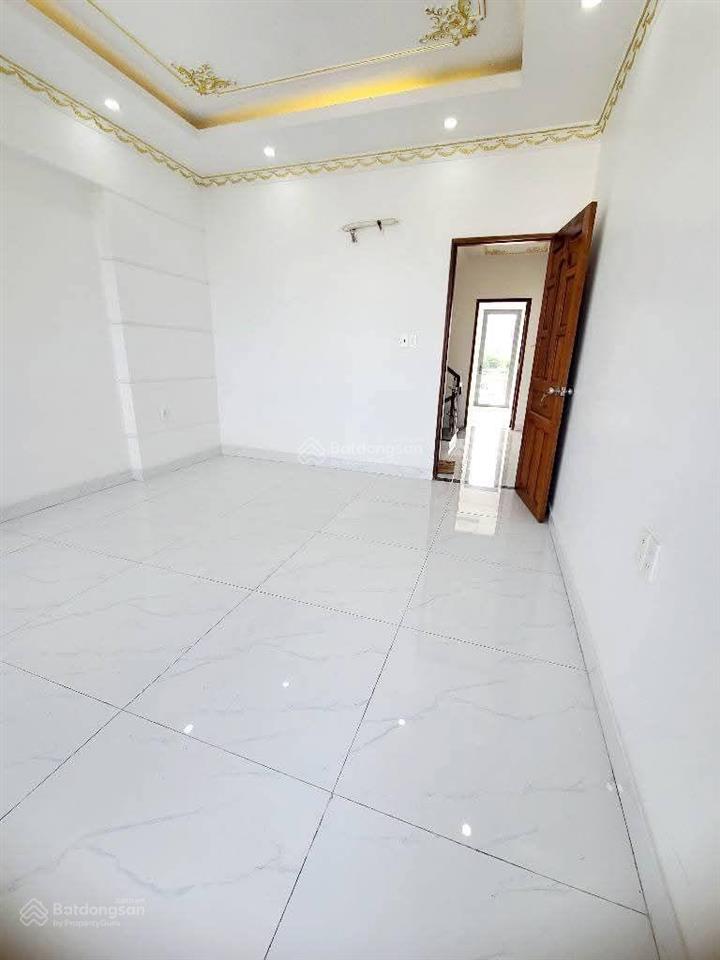 6 tỷ 800 thương lượng, nhà ngon 3 tầng, đường 6 mét thông, diện tích  4 x 19