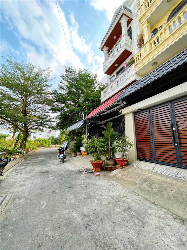 Chủ bán đất 121.2m2, đường lê văn lương, 2 mặt tiền đường 10m và đường 7m, giá 4.6 tỷ