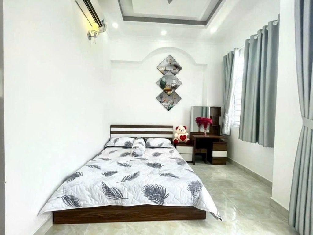 [quận 7] huỳnh tấn phát sát bên phú mỹ hưng  hêm xe hơi đỗ cửa  sân để xe hơi  3 tầng  khu dân