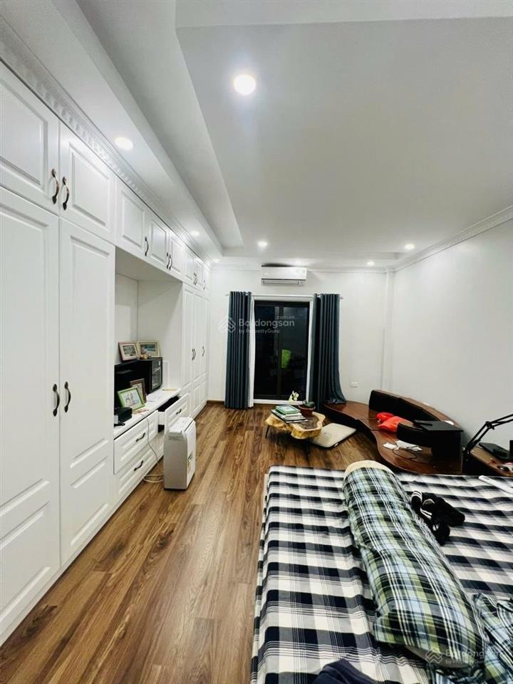 Nhà phố ngọc thụy  ô tô vào nhà  dt 40m2 x 6 tầng thang máy  mt 4m  đông nam  nội thất xịn sò