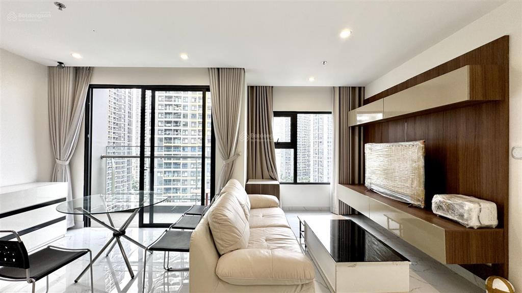 Cho thuê căn 2pn + căn góc full nội thất view ra vincom, quảng trường cực đẹp, nhà mới, hướng mát