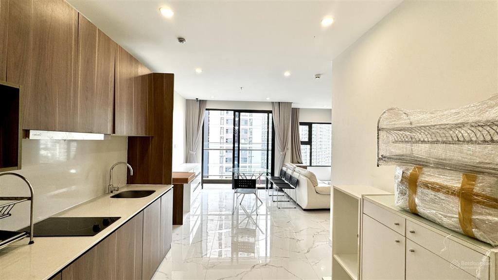 Cho thuê căn 2pn + căn góc full nội thất view ra vincom, quảng trường cực đẹp, nhà mới, hướng mát