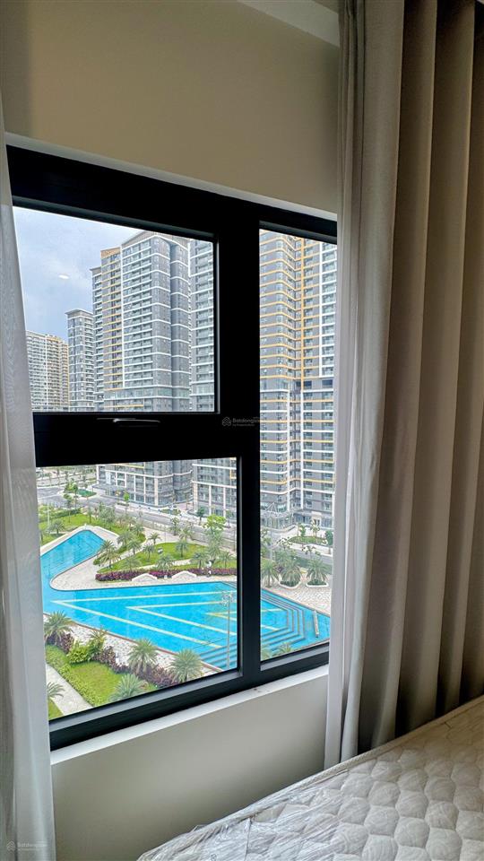 Cho thuê căn 2pn + căn góc full nội thất view ra vincom, quảng trường cực đẹp, nhà mới, hướng mát