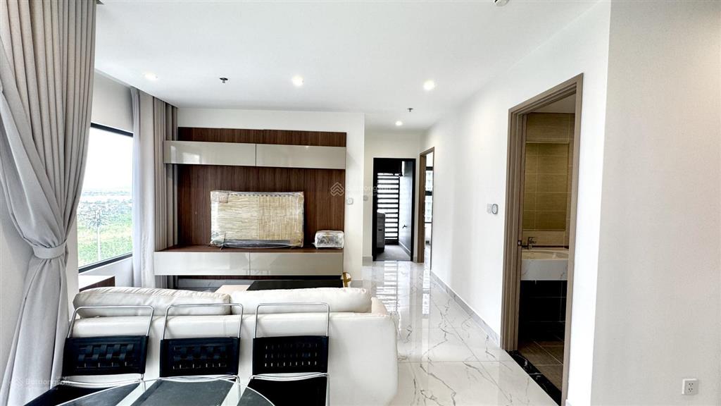 Cho thuê căn 2pn + căn góc full nội thất view ra vincom, quảng trường cực đẹp, nhà mới, hướng mát
