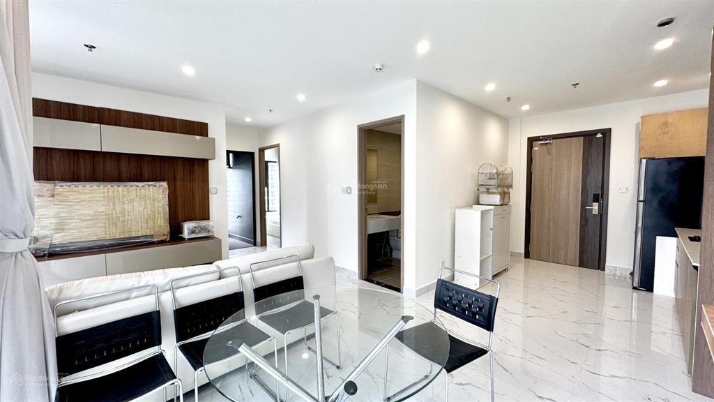 Cho thuê căn 2pn + căn góc full nội thất view ra vincom, quảng trường cực đẹp, nhà mới, hướng mát
