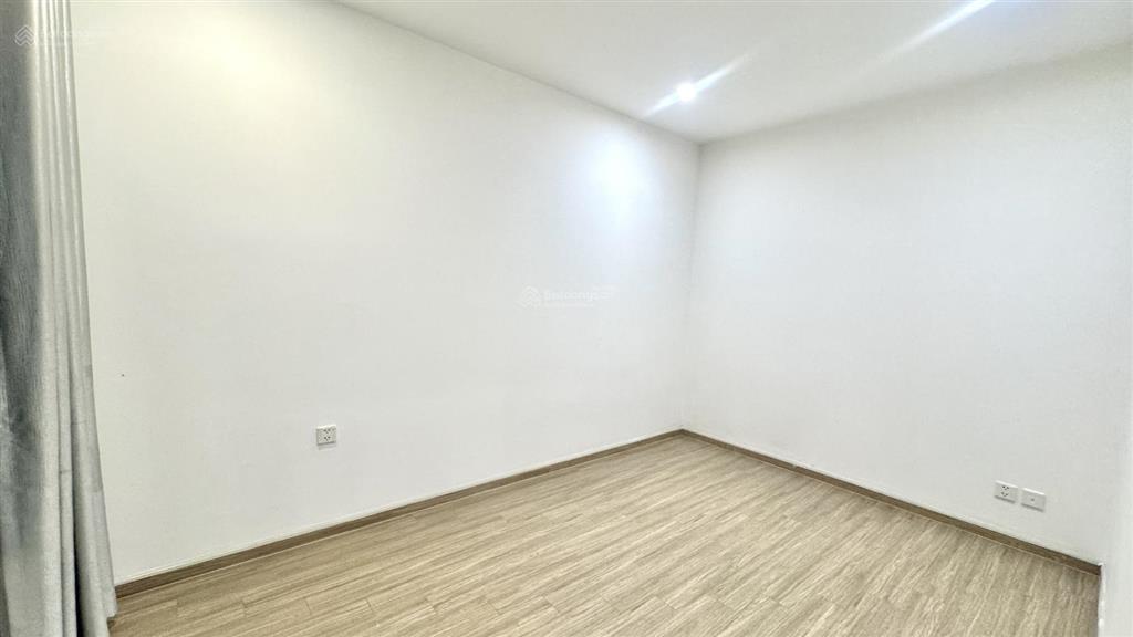 Cho thuê căn 2pn 2wc ntcb diện tích lớn, view thoáng ko chắn toà, sẵn pass ở ngay