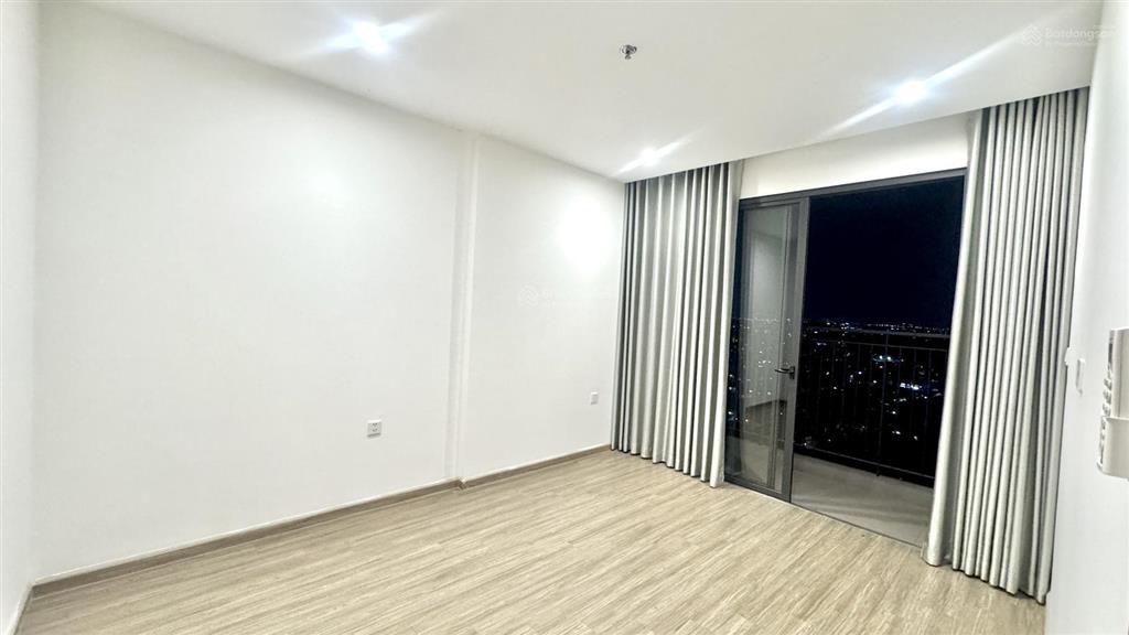Cho thuê căn 2pn 2wc ntcb diện tích lớn, view thoáng ko chắn toà, sẵn pass ở ngay