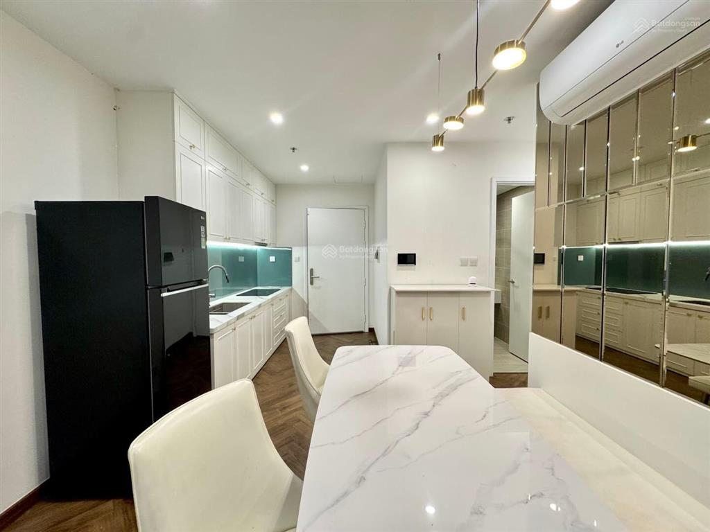 Cho thuê căn 2pn2wc full nt luxury bao đẹp, view thoáng ko chắn toà, hướng đông nam, view hồ bơi
