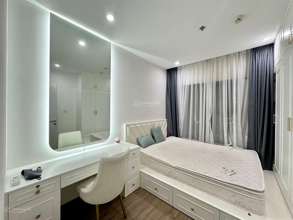Cho thuê căn 2pn2wc full nt luxury bao đẹp, view thoáng ko chắn toà, hướng đông nam, view hồ bơi