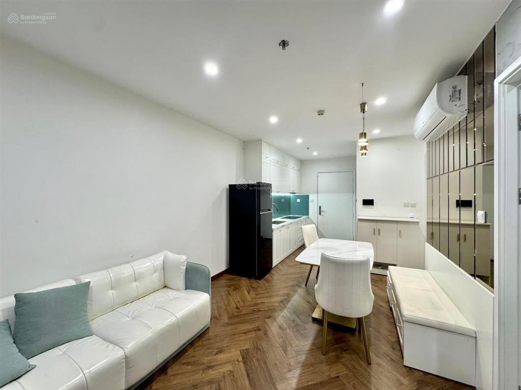 Cho thuê căn 2pn2wc full nt luxury bao đẹp, view thoáng ko chắn toà, hướng đông nam, view hồ bơi
