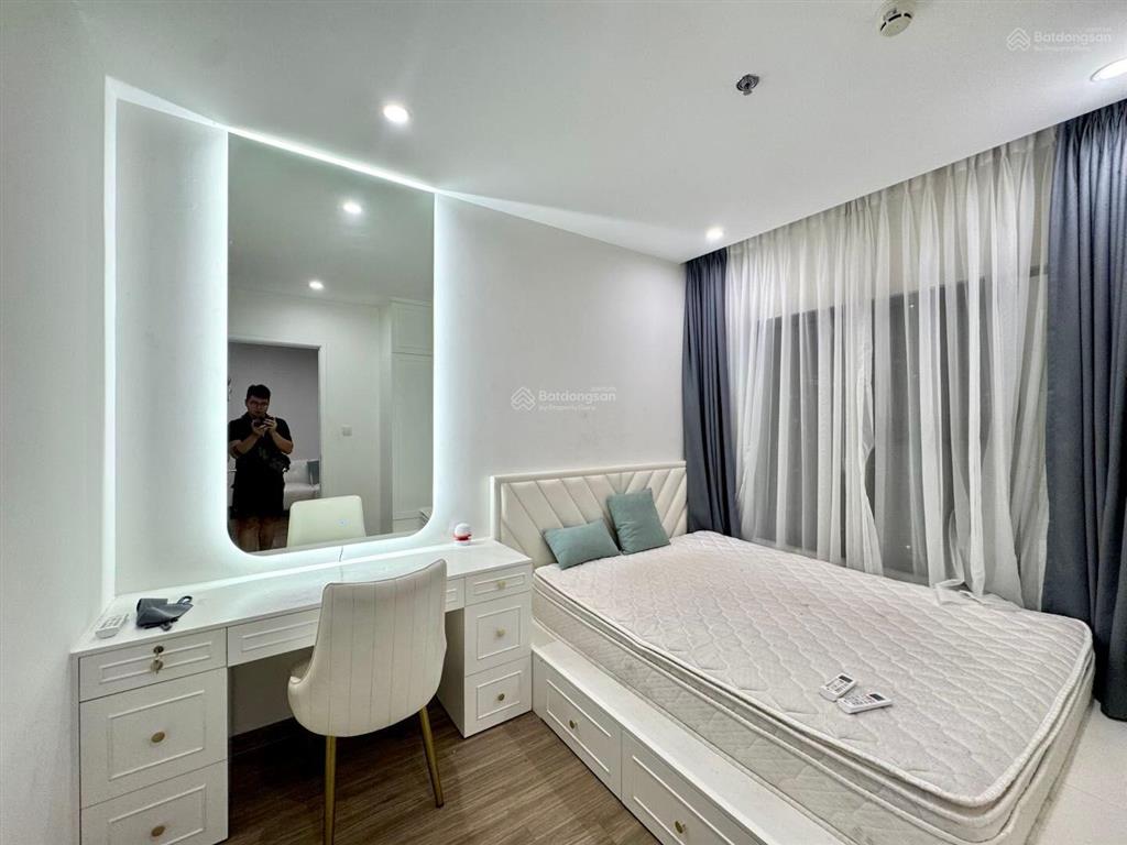 Cho thuê căn 2pn2wc full nt luxury bao đẹp, view thoáng ko chắn toà, hướng đông nam, view hồ bơi