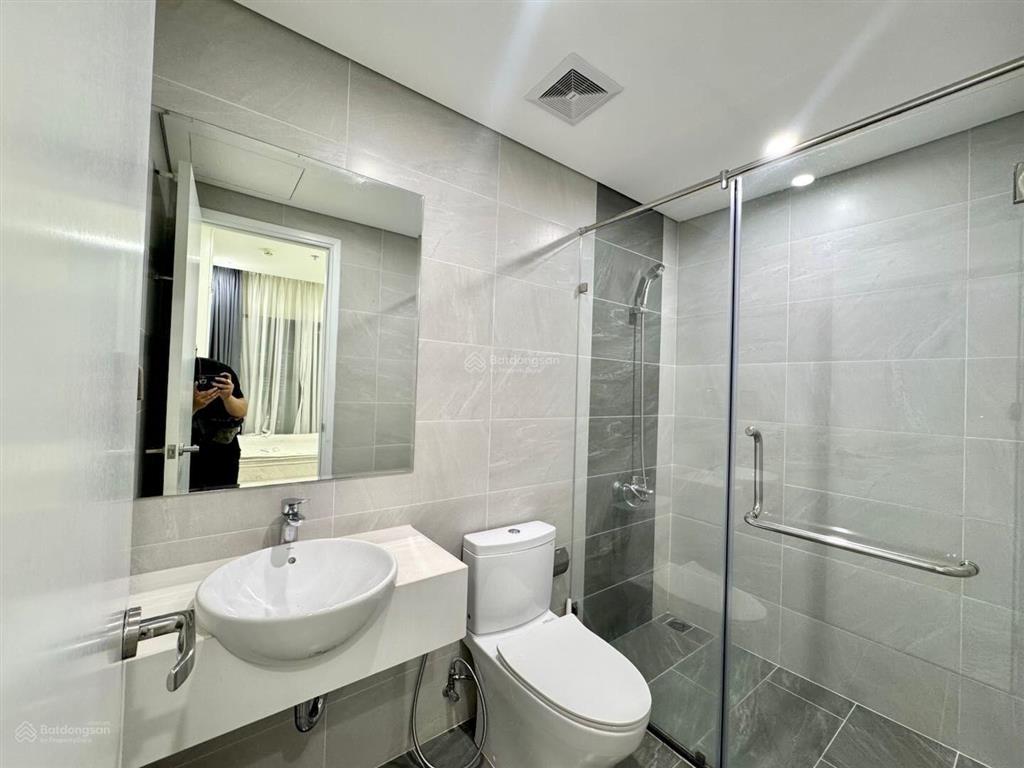 Cho thuê căn 2pn2wc full nt luxury bao đẹp, view thoáng ko chắn toà, hướng đông nam, view hồ bơi