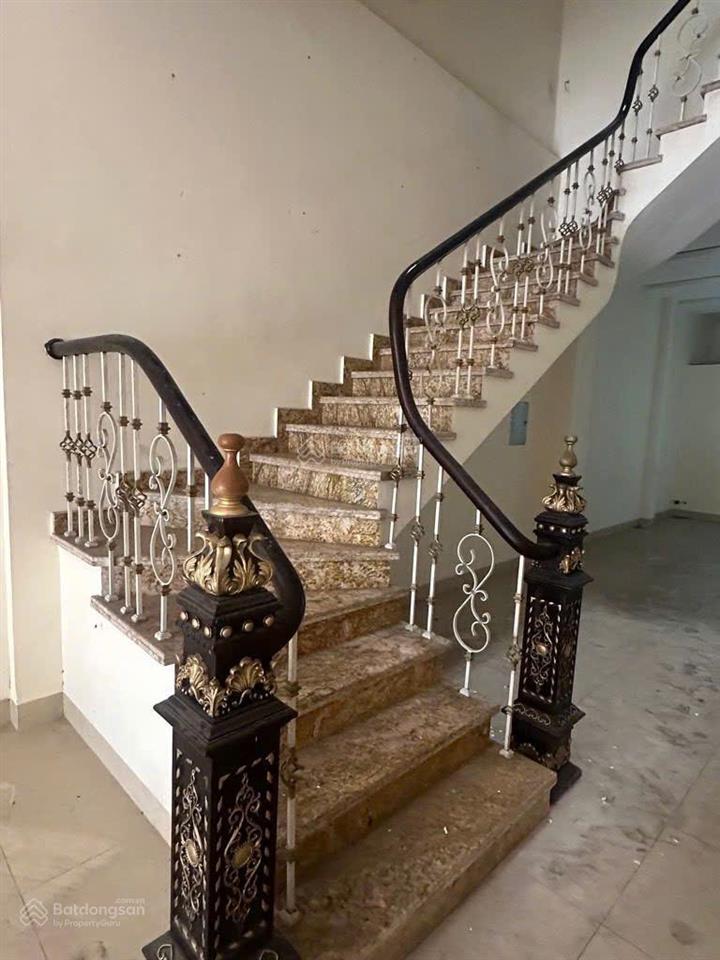 Bán nhà riêng mặt phố khu cầu lớn phù hợp ở và kinh doanh