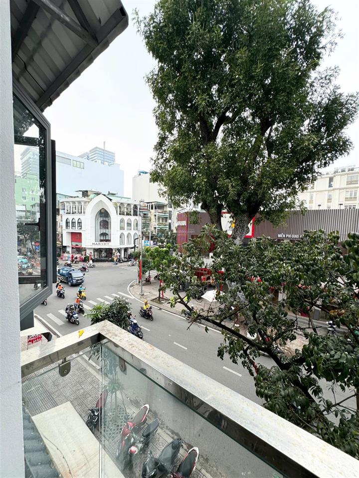 1 ngủ 1 khách ô tô đỗ cửa  full nội thất ban công thoáng  gần vòng xuyến công trường dân chủ
