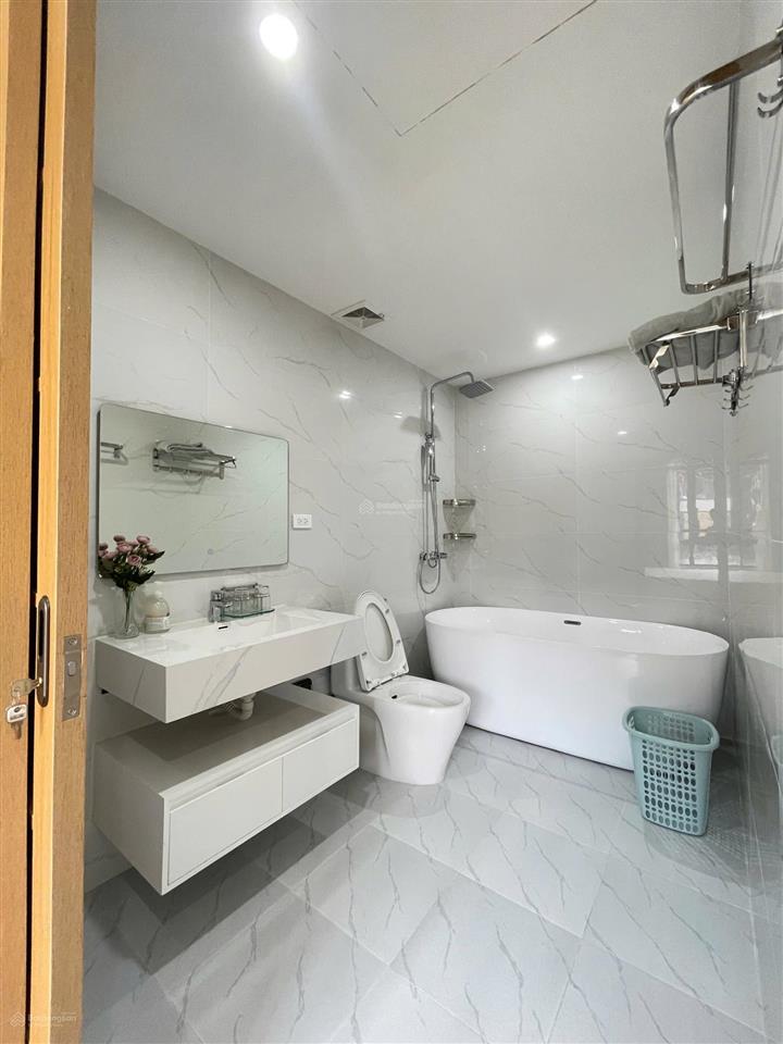 Có 1 0 2! 2n 1wc ô tô đỗ cửa rộng rãi mới xây 100%, cách 2km lên lăng bác, có bãi ô tô giặt sấy
