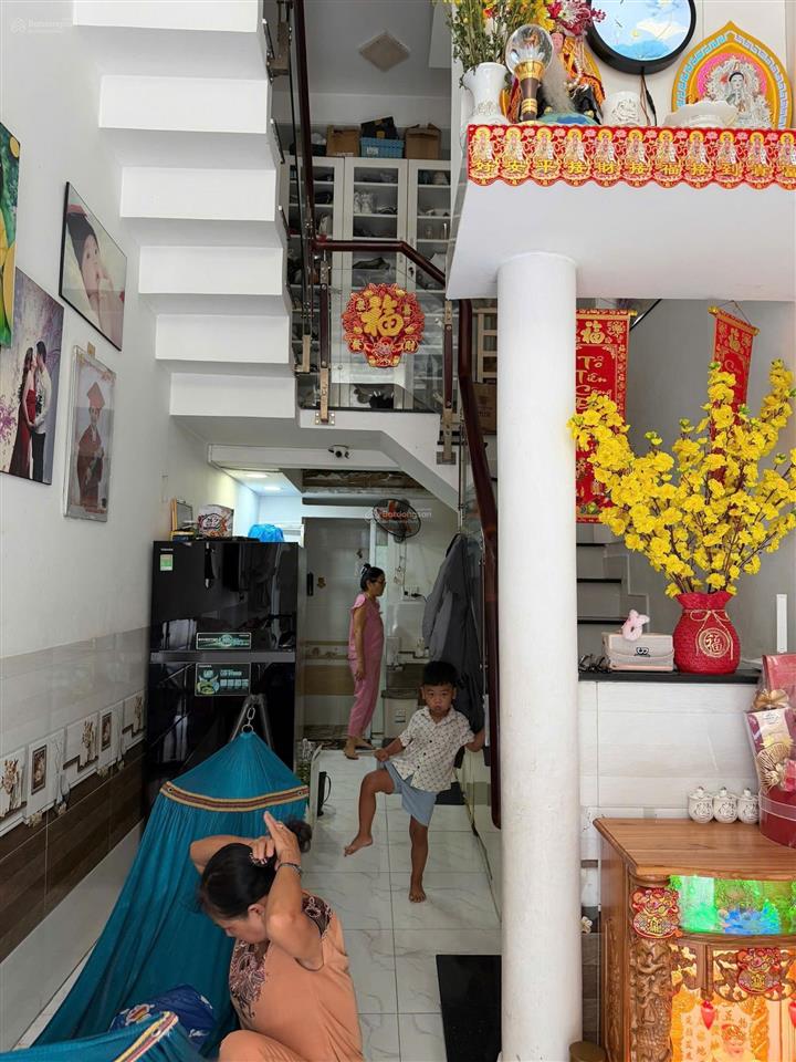 Bán nhà nguyên căn tại hậu giang, quận 6, 3 tầng, shr hoàn công đủ, hẻm to thông thoáng, nhỉnh 3 tỷ