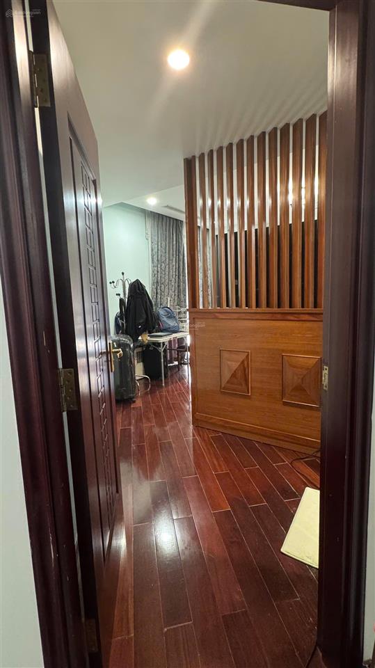 Chính chủ, cần bán nhanh căn hộ 130m2, hai phòng ngủ nguyên bản, nội thất đầy đủ, sổ hồng