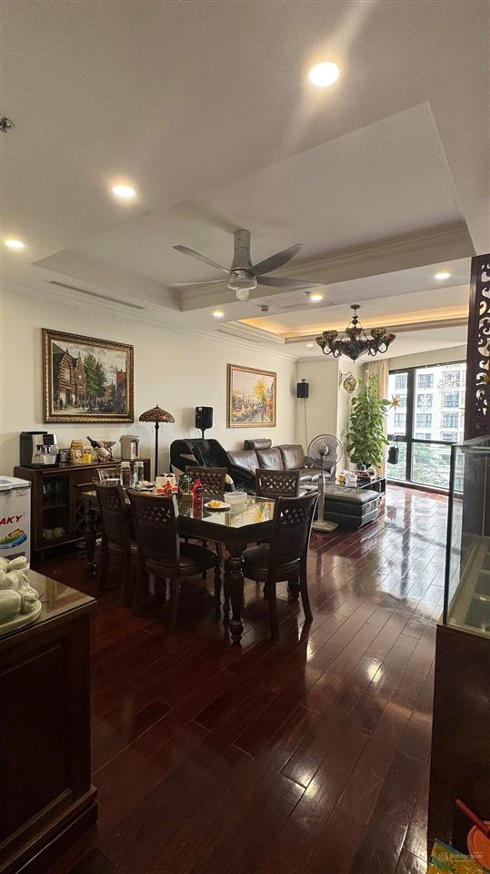 Chính chủ, cần bán nhanh căn hộ 130m2, hai phòng ngủ nguyên bản, nội thất đầy đủ, sổ hồng
