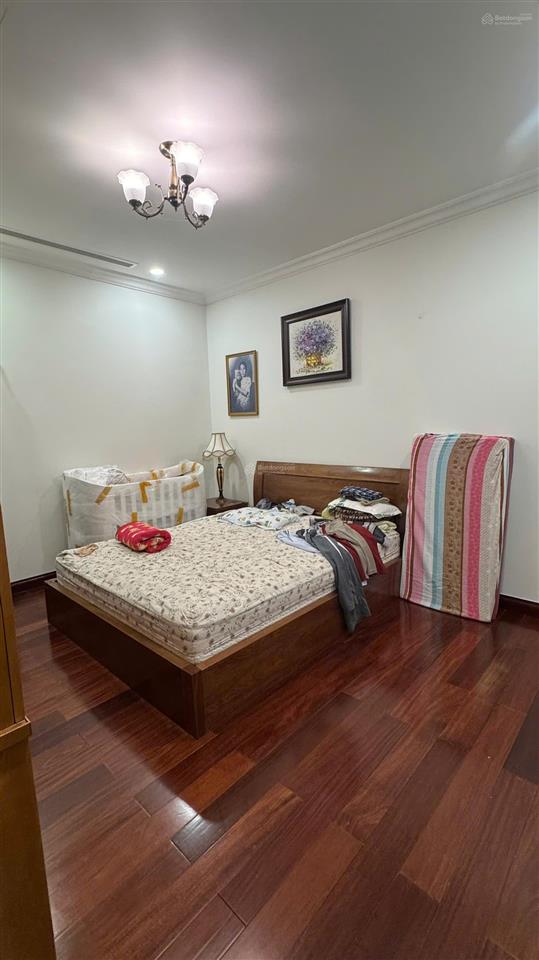 Chính chủ, cần bán nhanh căn hộ 130m2, hai phòng ngủ nguyên bản, nội thất đầy đủ, sổ hồng