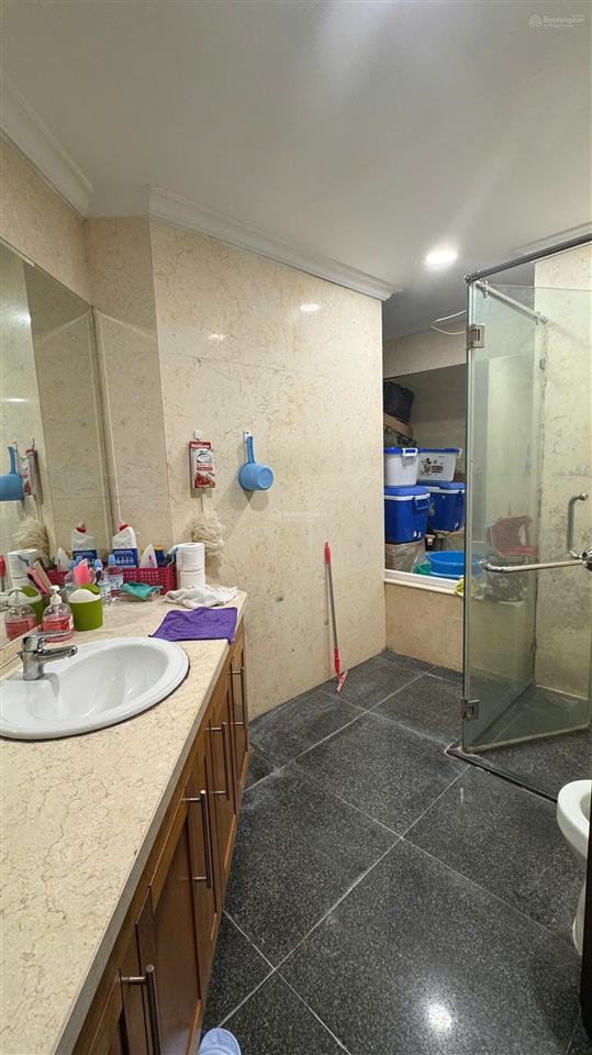Chính chủ, cần bán nhanh căn hộ 130m2, hai phòng ngủ nguyên bản, nội thất đầy đủ, sổ hồng