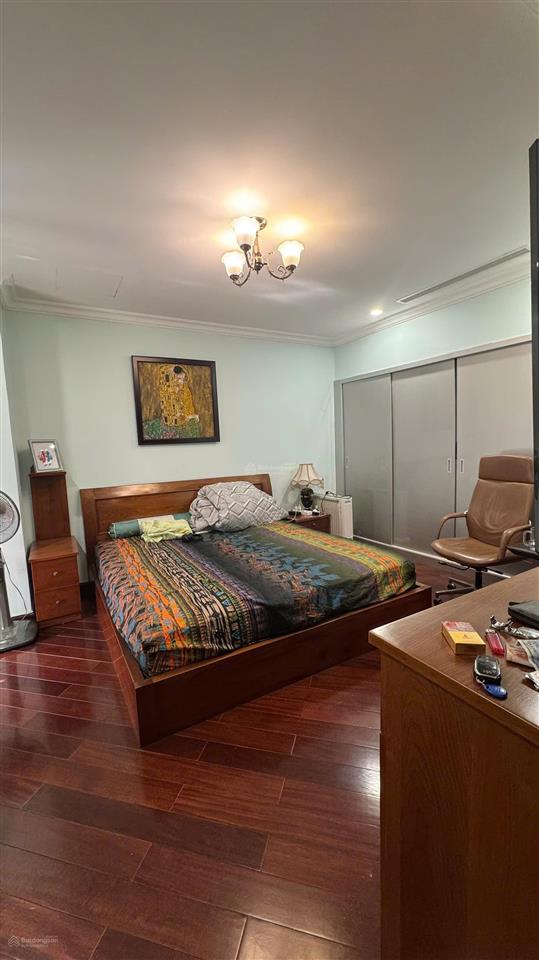 Chính chủ, cần bán nhanh căn hộ 130m2, hai phòng ngủ nguyên bản, nội thất đầy đủ, sổ hồng