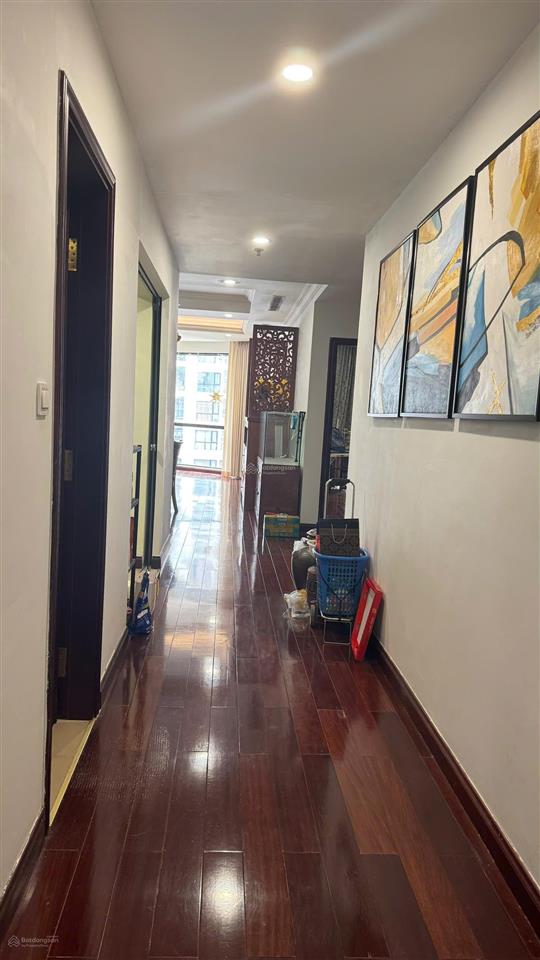 Chính chủ, cần bán nhanh căn hộ 130m2, hai phòng ngủ nguyên bản, nội thất đầy đủ, sổ hồng