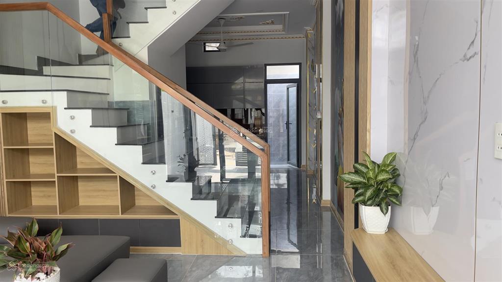 Bán nhà phố tân cổ điển mới tinh xe hơi đậu trong sân 7 tỷ