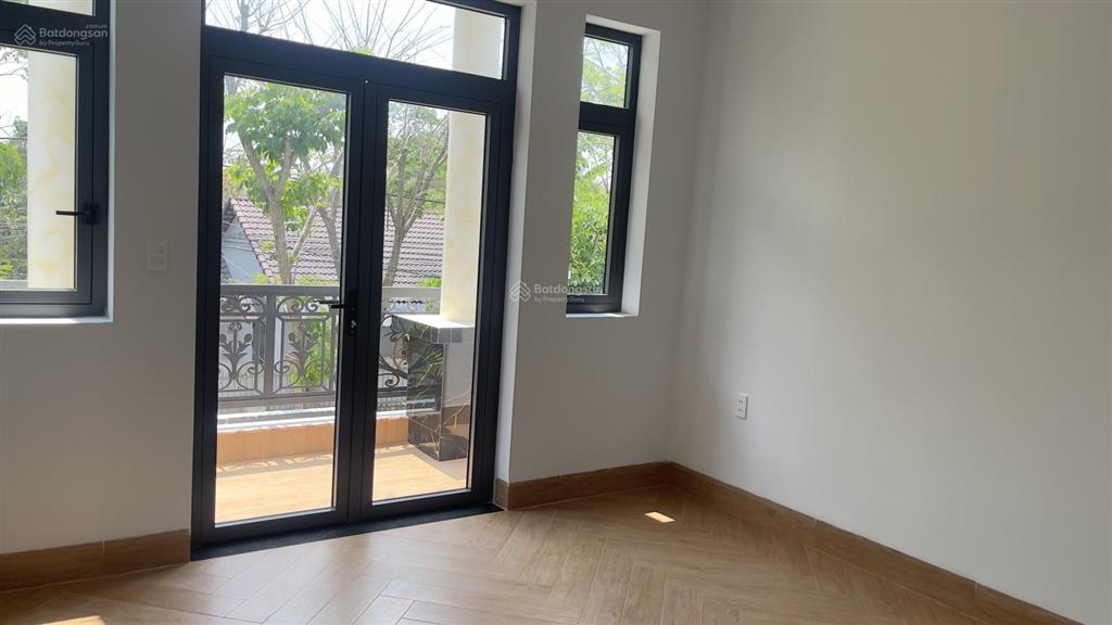 Bán nhà phố tân cổ điển mới tinh xe hơi đậu trong sân 7 tỷ