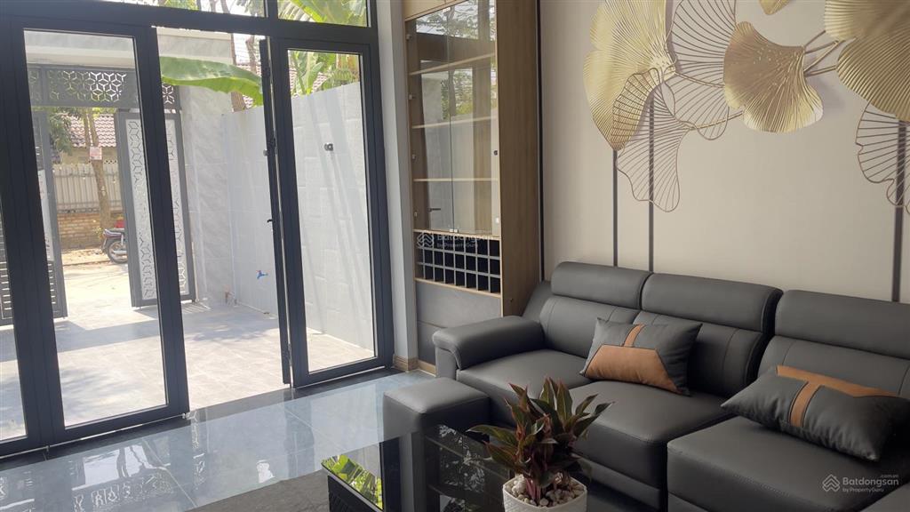 Bán nhà phố tân cổ điển mới tinh xe hơi đậu trong sân 7 tỷ