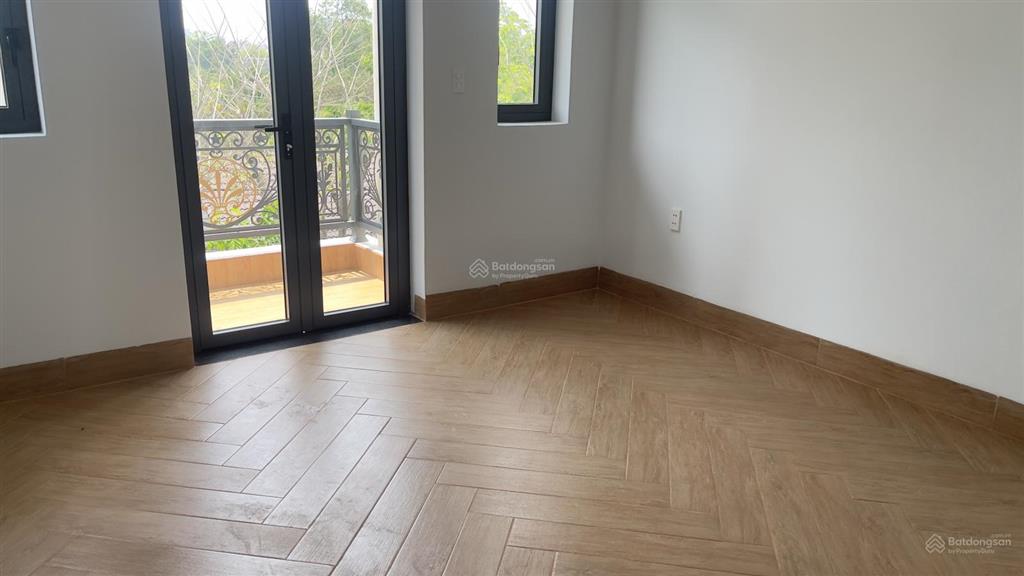 Bán nhà phố tân cổ điển mới tinh xe hơi đậu trong sân 7 tỷ