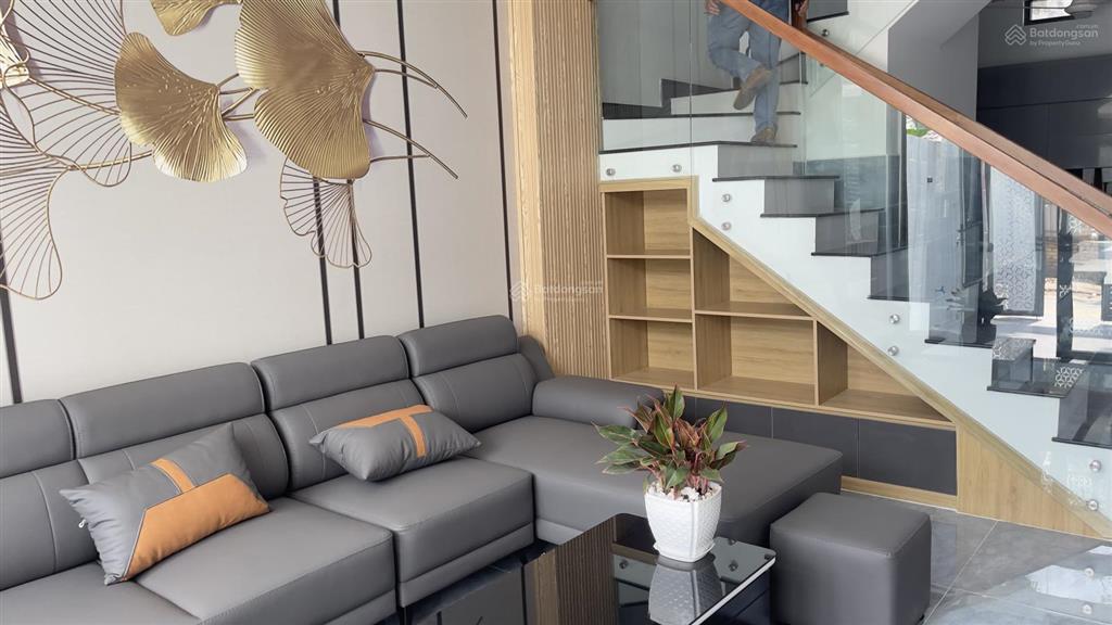 Bán nhà phố tân cổ điển mới tinh xe hơi đậu trong sân 7 tỷ