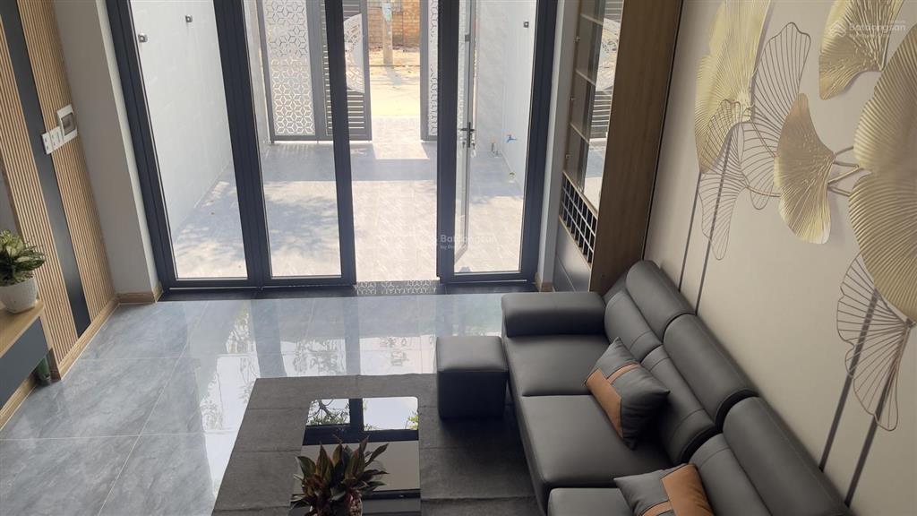 Bán nhà phố tân cổ điển mới tinh xe hơi đậu trong sân 7 tỷ