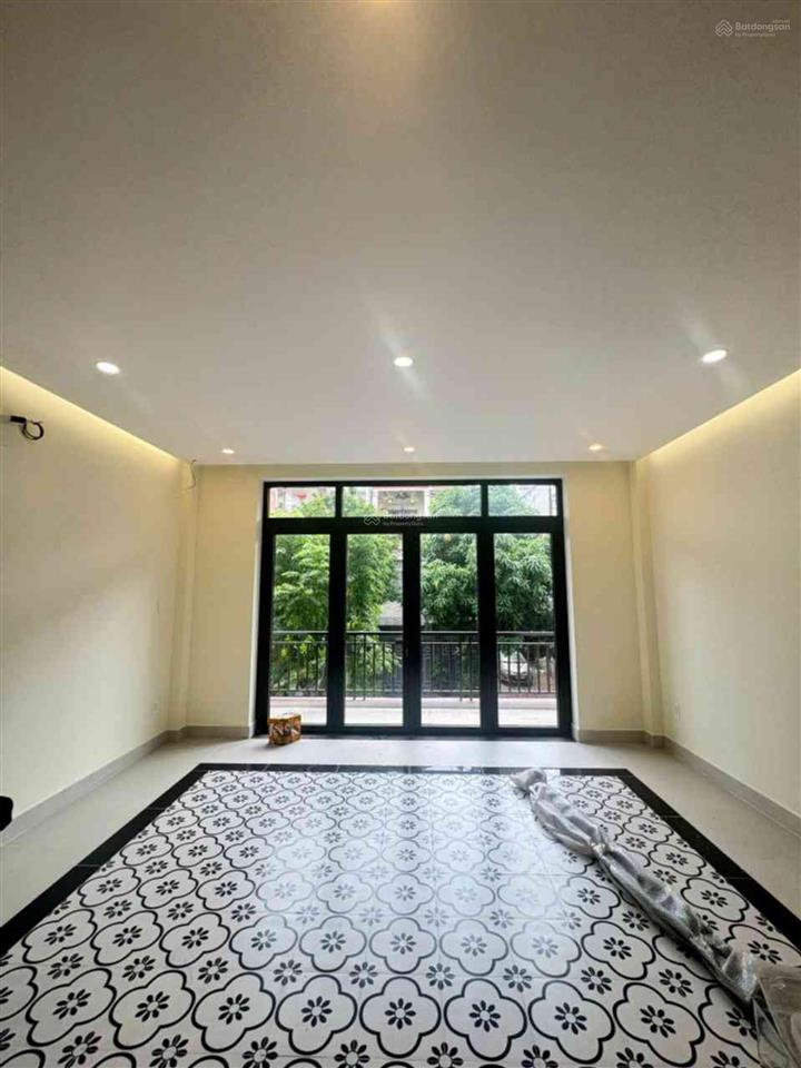 Nhà 1 trệt 4 lầu + 1 tum sân thượng thang máy mặt tiền kinh doanh ngay go! dĩ an