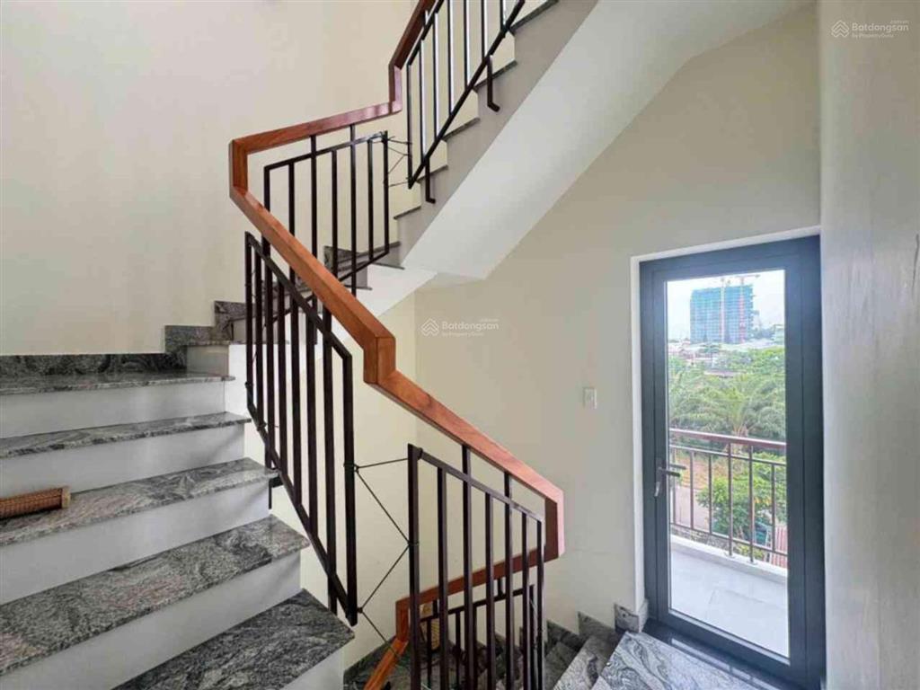 Nhà 1 trệt 4 lầu + 1 tum sân thượng thang máy mặt tiền kinh doanh ngay go! dĩ an