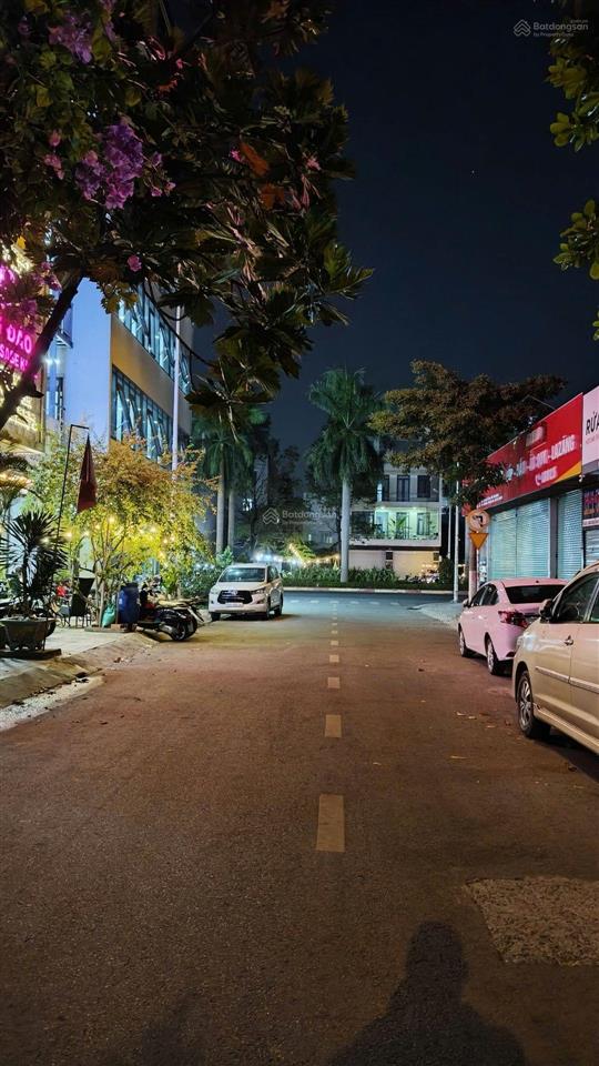Nhà 1 trệt 4 lầu + 1 tum sân thượng thang máy mặt tiền kinh doanh ngay go! dĩ an
