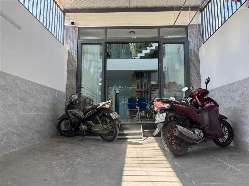Bán nhà mặt tiền 6 tầng có thang máy dòng tiền 50 triệu/tháng, gần phạm văn đồng!