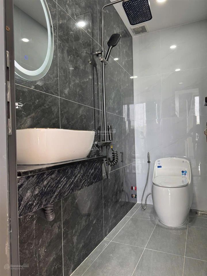 Bán nhà mặt tiền 6 tầng có thang máy dòng tiền 50 triệu/tháng, gần phạm văn đồng!