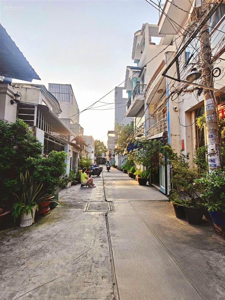 Nhà 2 tầng kiên cố, 4x13,gần chợ bình trị đông,chỉ 4,65tỉ.