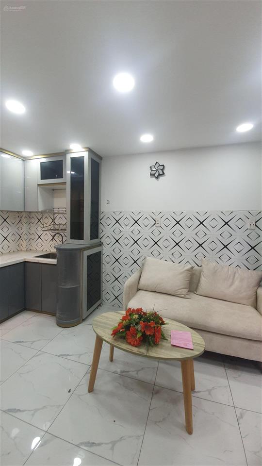 Nhà 3 tầng,chỉ 2tỉ hơn, (gồm 1 trệt, 2 lầu, ban công,) đúc chắc chắn, có pk, bếp, 2pn, 2wc