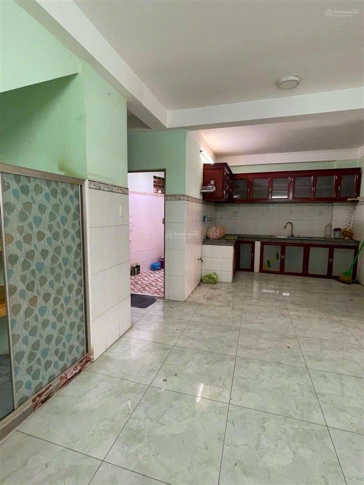 Nhà 3 tầng, giáp tên lửa, nở hậu gần 8m, gần mặt tiền đường hẻm thông, diện tích 84m2 5 tỷ 2