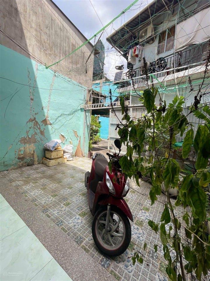 Nhà 3 tầng, giáp tên lửa, nở hậu gần 8m, gần mặt tiền đường hẻm thông, diện tích 84m2 5 tỷ 2