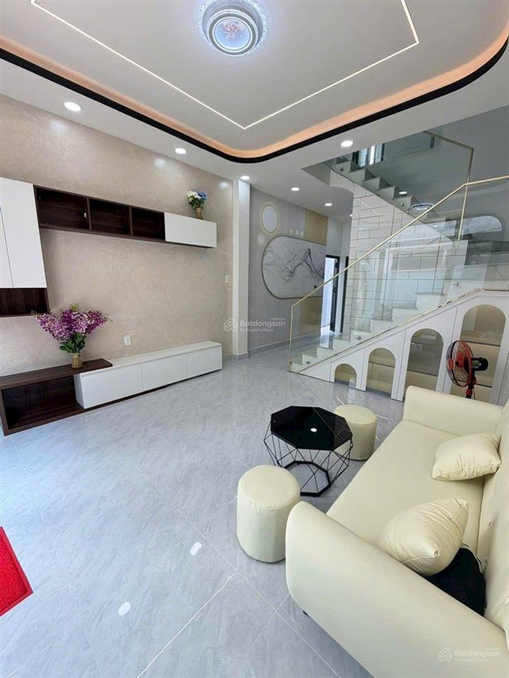 Nhà bà hom quận 6 cạnh chợ phú lâm
dt 4m x 12m, 3 phòng ngủ  ko qh  ko lg  chỉ 4.8ty
