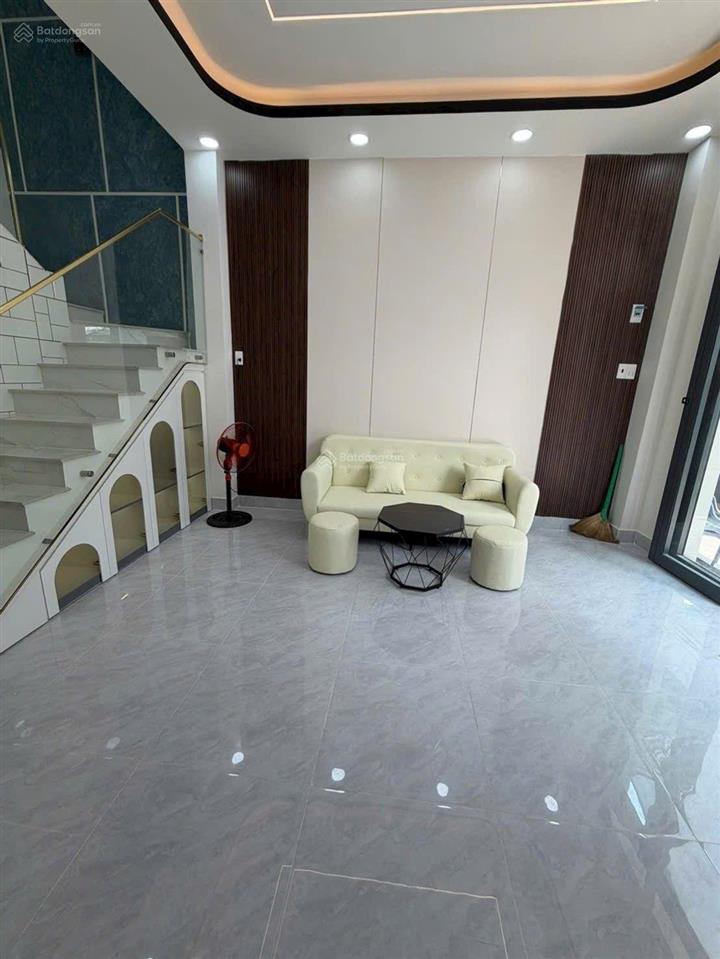 Nhà bà hom quận 6 cạnh chợ phú lâm
dt 4m x 12m, 3 phòng ngủ  ko qh  ko lg  chỉ 4.8ty
