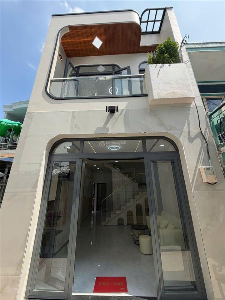 Nhà bà hom quận 6 cạnh chợ phú lâm
dt 4m x 12m, 3 phòng ngủ  ko qh  ko lg  chỉ 4.8ty