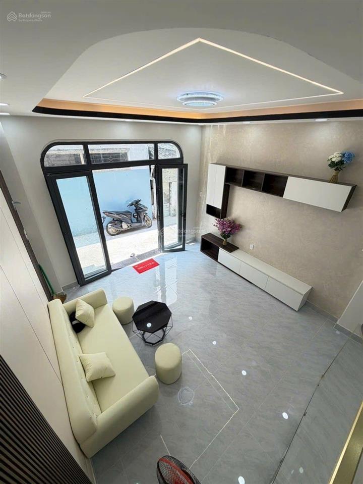 Nhà bà hom quận 6 cạnh chợ phú lâm
dt 4m x 12m, 3 phòng ngủ  ko qh  ko lg  chỉ 4.8ty