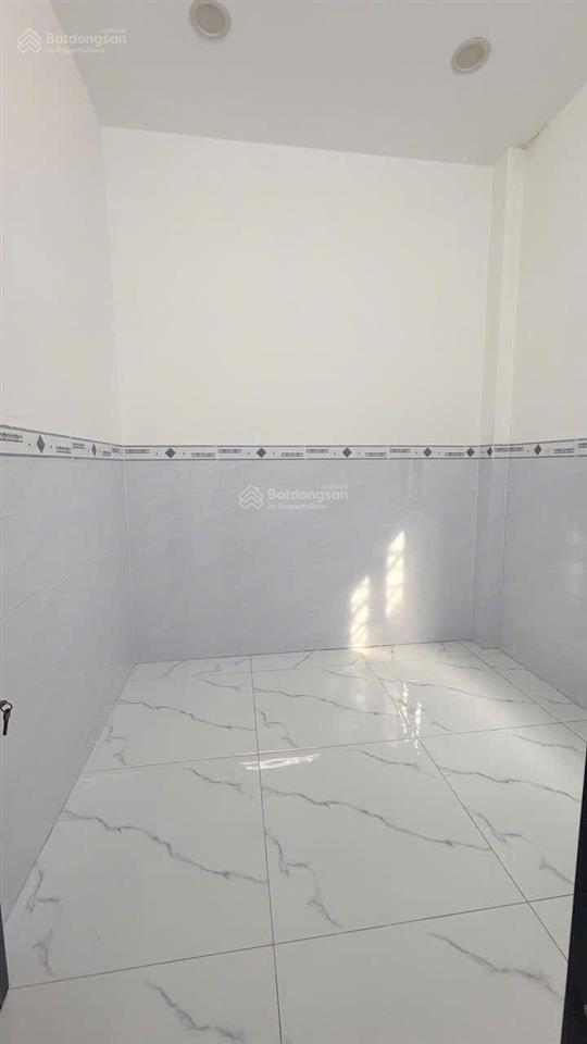 Gấp nhà ngay tây lân, hẻm nhựa 10m có lề.
dt 4x13m, 4pn, ban công, khu xd dc 5 tầng.
giá 5 tỷ còn