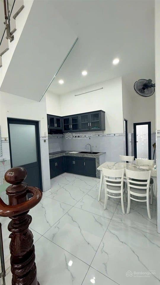 Gấp nhà ngay tây lân, hẻm nhựa 10m có lề.
dt 4x13m, 4pn, ban công, khu xd dc 5 tầng.
giá 5 tỷ còn