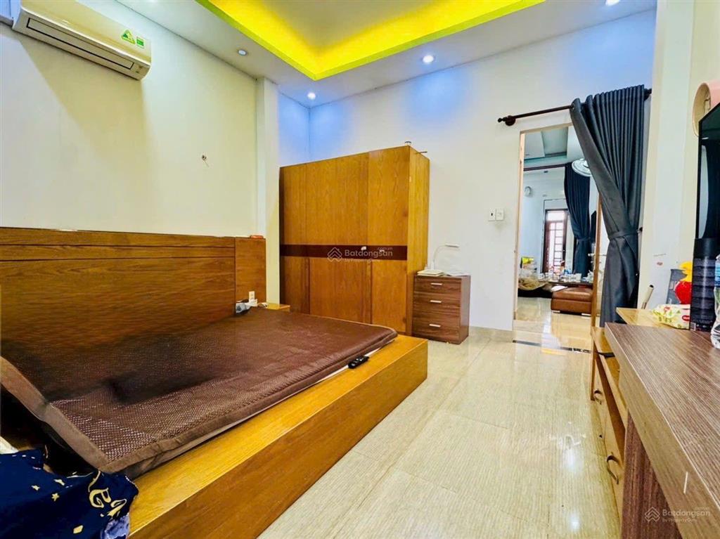 Chính chủ xây tâm huyết
2 mặt tiền ngay liên khu 56
dt 4m x 19.5m, 3 phòng ngủ
hẻm oto  ko qh 